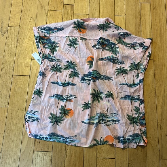 Old Navy woman’s Hawaiian shirt size large - Picture 2 of 5
